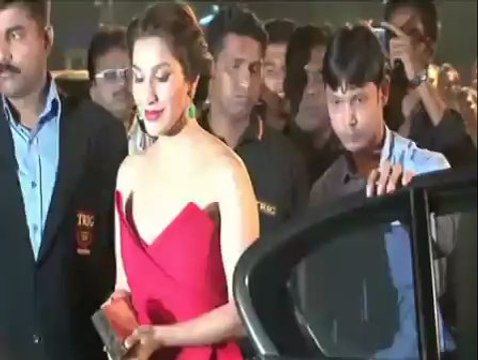 Backless beauties at Filmfare awards