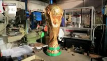 Ateliê italiano produz taça que será disputada na Copa do Mundo do Brasil