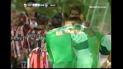 Fatigué par les joueurs, l'arbitre jette son carton jaune et n'utilise plus que le rouge