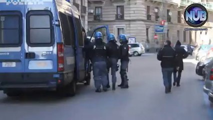 Uova e petardi contro Regione Campania