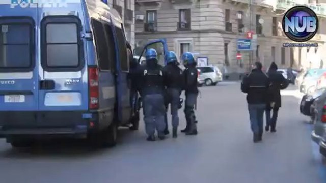 Uova e petardi contro Regione Campania