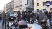 Polizia carica studenti e scaraventa scooter su giornalisti