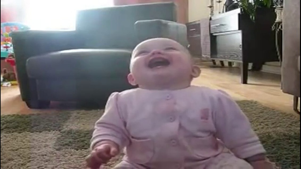 Bébé Rigole En Regardant Le Chien Manger Du Popcorn