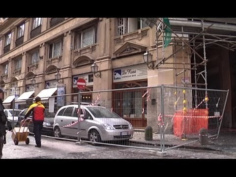 Napoli - Maltempo, crolla cornicione in Via Verdi -1- (24.01.14)