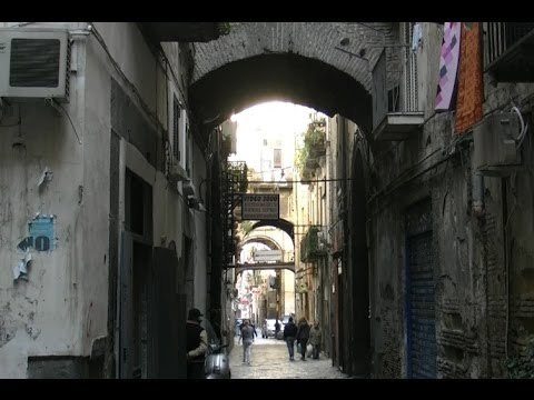 Napoli - Via dell'Anticaglia nel degrado (21.01.14)