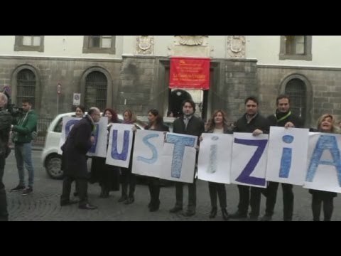 Napoli - Protesta degli avvocati a Castel Capuano -1- (17.01.14)