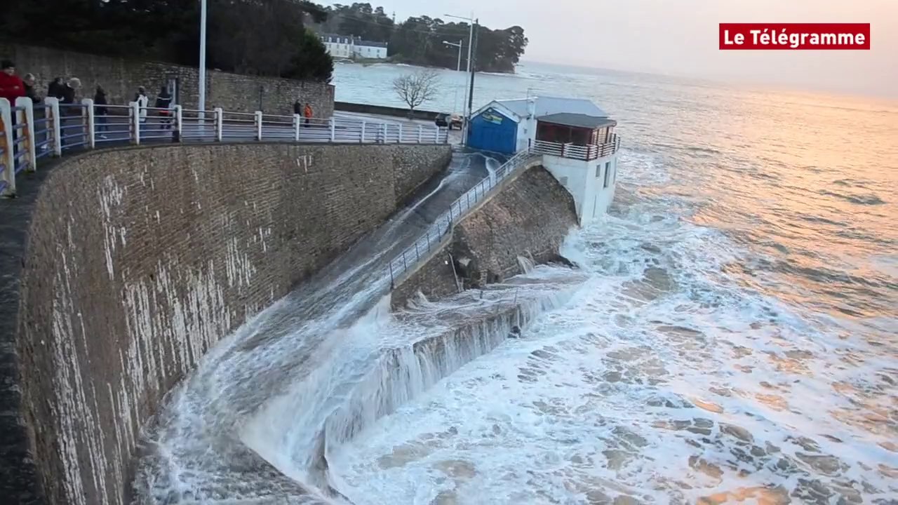 Douarnenez (29). Les vagues passent par-dessus les quais