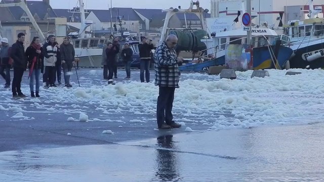 Le port de Saint-Guénolé sous la houle