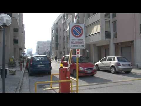Video Aversa (CE) - Accoltella la moglie e poi si lancia dal balcone -3- (22.12.13)
