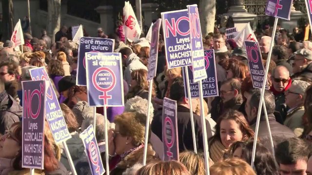 Espanhóis protestam contra lei antiaborto