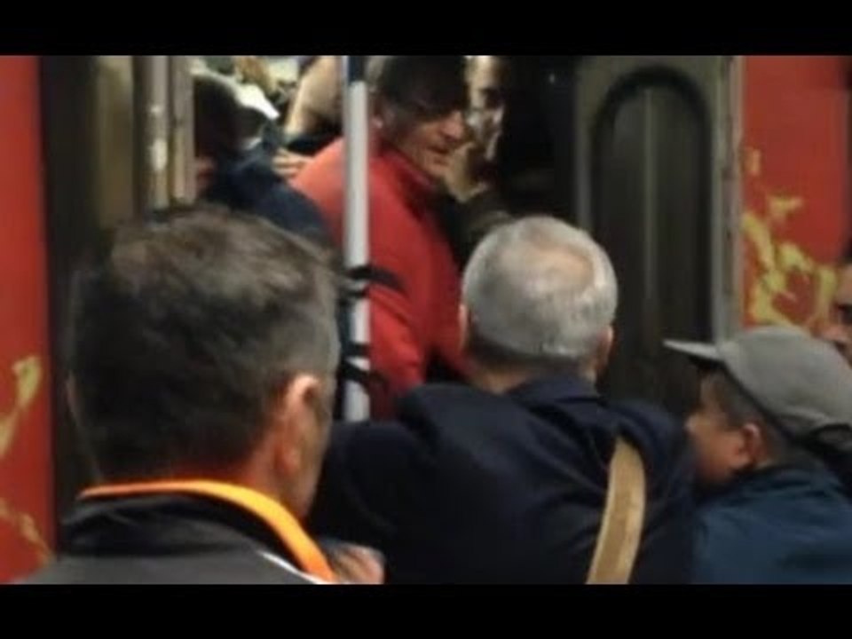 Napoli - Come a Tokyo, per entrare in metro ci vuole lo "spingitore" (10.12.13)