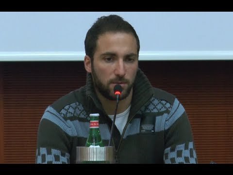 Il calendario 2014 del Napoli Calcio: Higuain alla presentazione (09.12.13)
