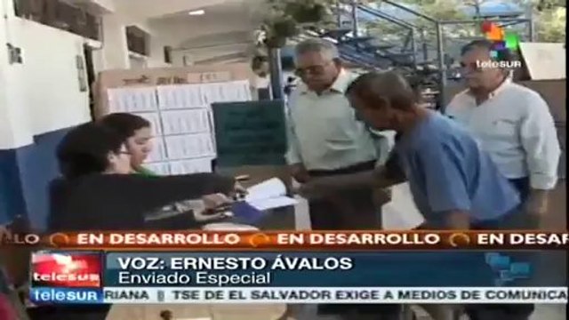 A minutos del cierre de elección en El Salvador aún llegan votantes
