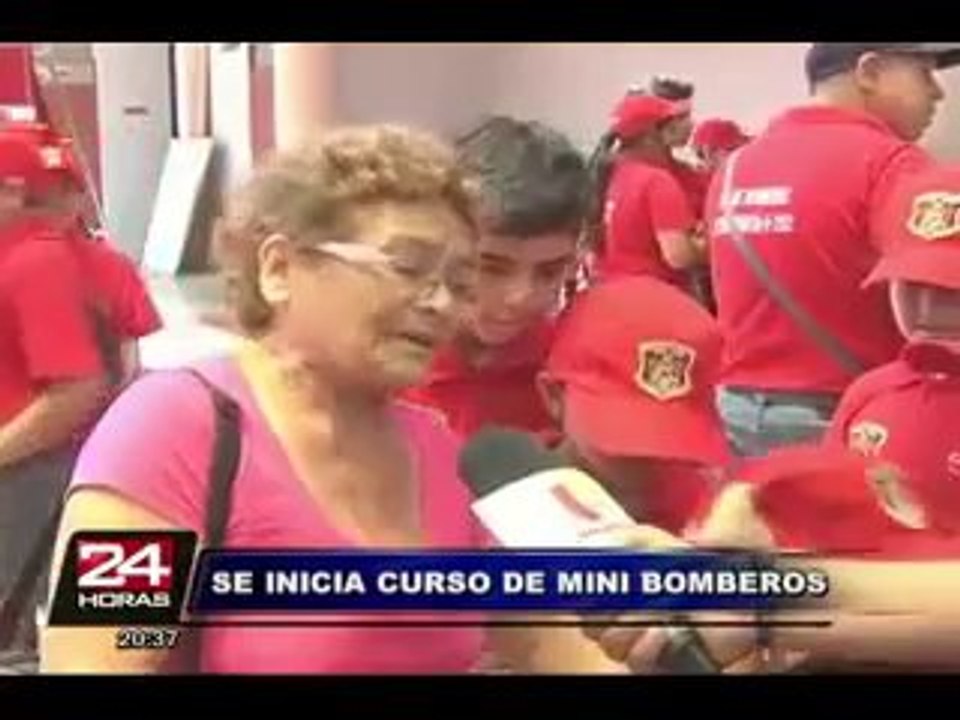 Niños y niñas se ponen el uniforme rojo para iniciar taller de 'mini bomberos'