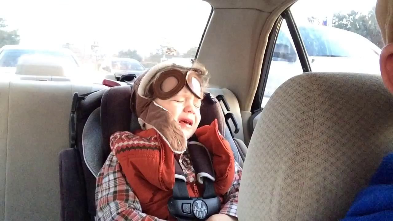 Enfant triste en écoutant "Say Something" du groupe A Great Big World