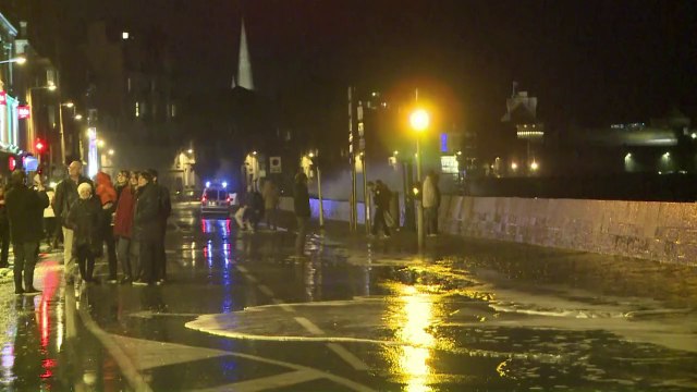 Grandes marées: vagues énormes à Saint-Malo