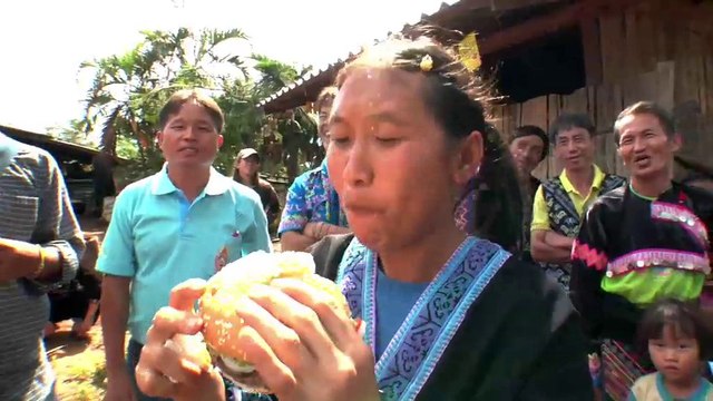Manger un hamburger pour la première fois