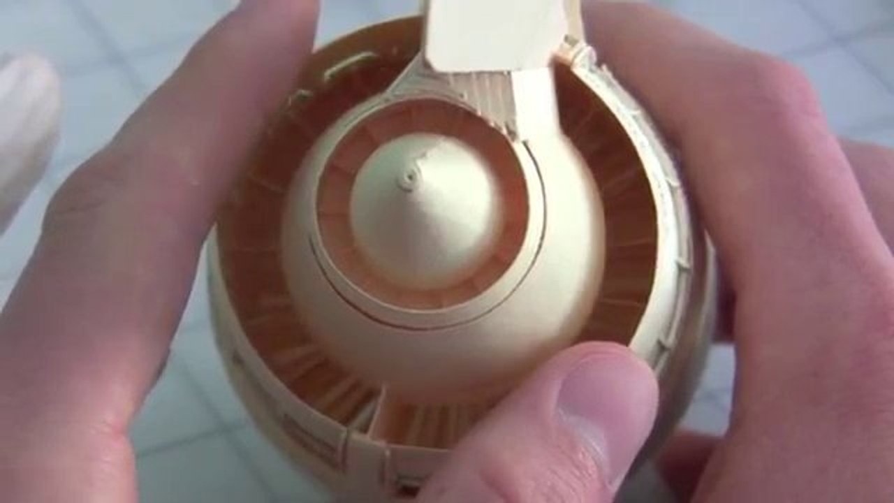 Un homme construit un Boeing 777 en papier avec un surprenant attachement pour le détail.
