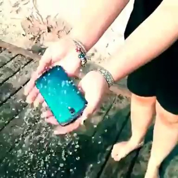 Samsung Galaxy S4 Active Takes a Dip in the Beach