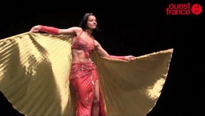 Aux EssenCiels de Saint-Lô, Béatrice fait découvrir la danse du ventre