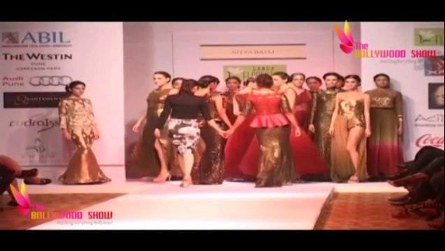 Showstopper Mugdha Godse Erotic Ramp Walk | Pune Fashion Week 2013