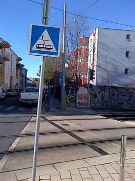 Détournement de panneaux de signalisation routière_Tram et Funambule