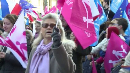 Manif pour tous: des milliers de personnes défilent à Paris