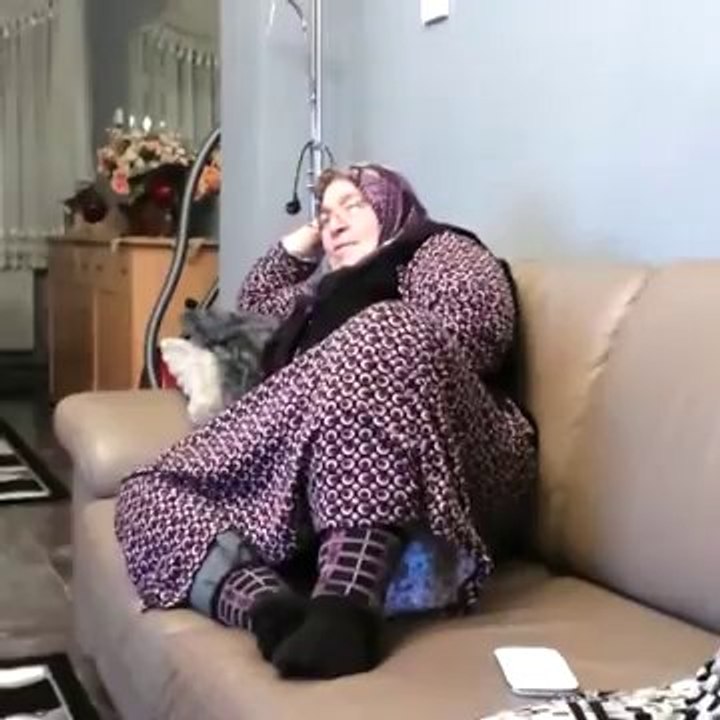 Muslera Penaltı Kurtarınca Sevinen Teyze ( TekYurek.com )