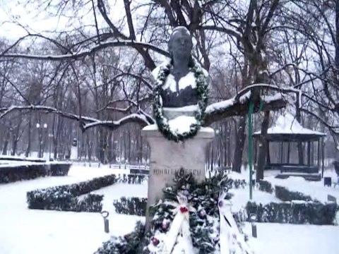 Prin zăpadă la Teiul lui Mihai Eminescu- Iaşi