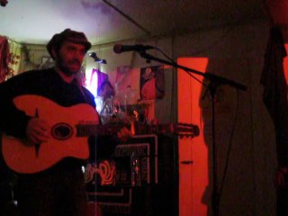 Govrache interprète "Panne d'essentiel" chez Tartous à Monchy-Breton