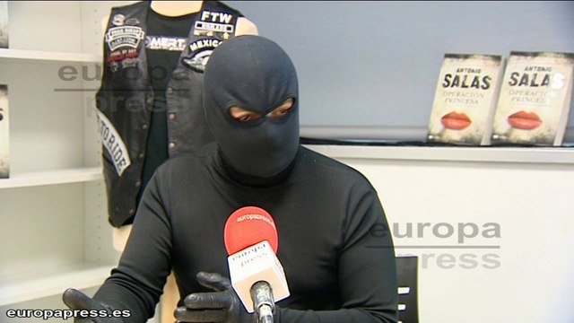 Salas: Me encantaría presentar mis libros, pero no puedo