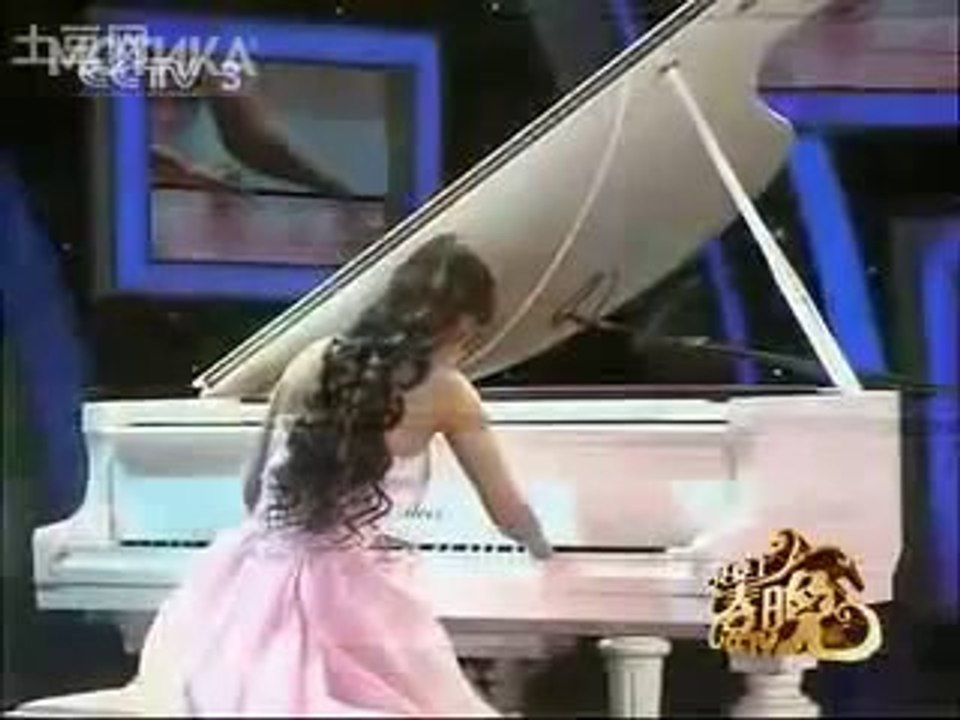 МОТИКА: Девојка без прсти божествено свири пијано на кинеско талент шоу