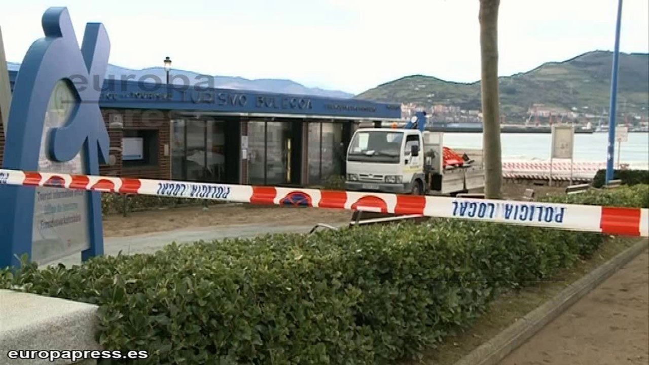 Limpian playa de Ereaga tras el fuerte temporal