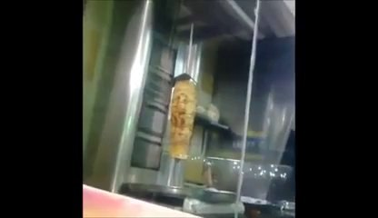 Ratatouille aime le Kebab... Un rat grimpe sur la viande et la broche!!