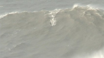 Les surfeurs profitent des tempêtes qui frappent l'Europe