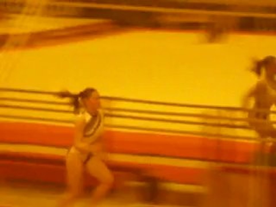 Sara fait le Tsukahara au saut