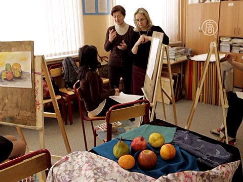 Инвалидов по слуху обучают ювелирному делу