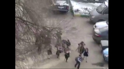 Exaspéré, un lycéen russe tue son prof de géo et un policier