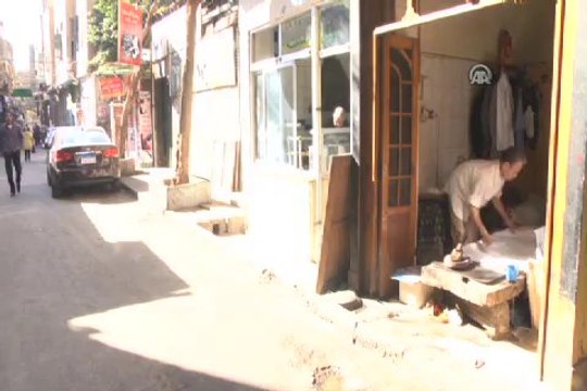 Ayağıyla ütü yapıyor