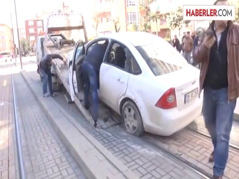 Eskişehir'de Otomobil Tramvay Yoluna Devrildi