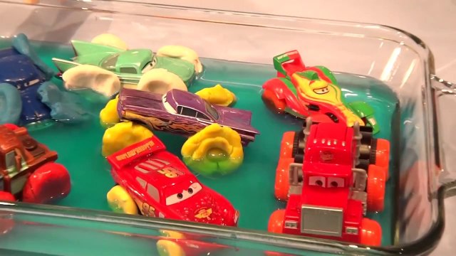 Play Doh Pixar Cars Lightning McQueen Hydro Wheels Mayhem in Radiator Springs Pool lol