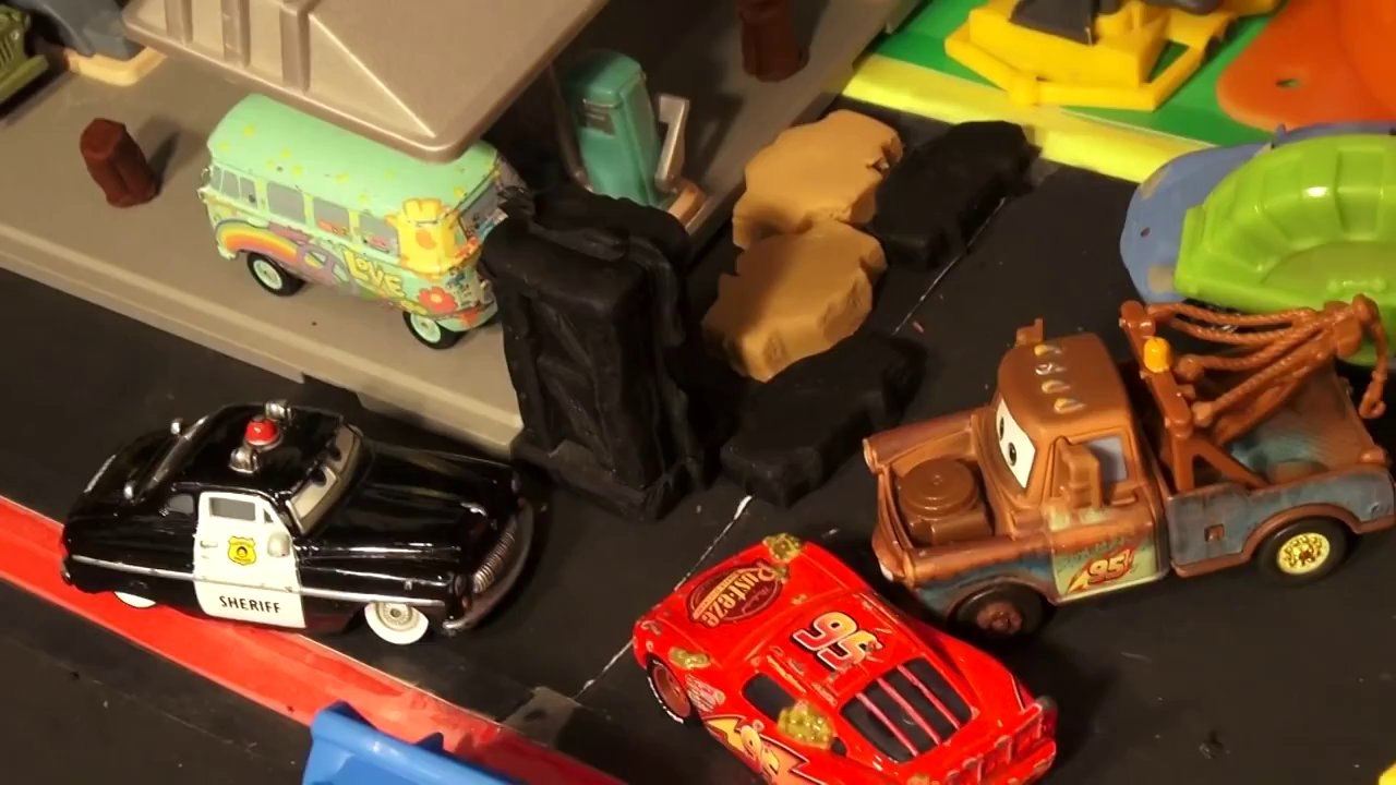 Play Doh Diggin Rigs Brick and Beam Maker, with Pixar Cars, and surprise Cookie Monster Sightnig