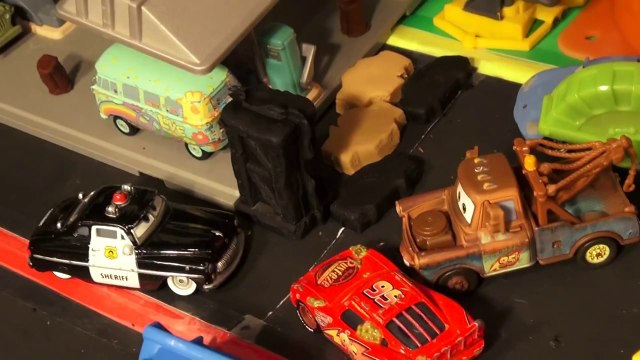 Play Doh Diggin Rigs Brick and Beam Maker, with Pixar Cars, and surprise Cookie Monster Sightnig