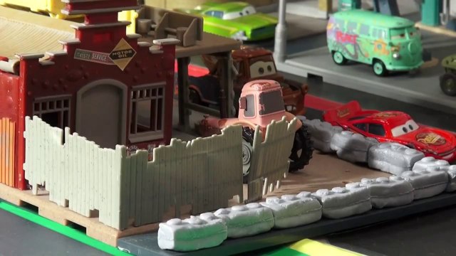 Play-Doh Diggin' Rigs Chip in Pixar Cars Radiator Springs