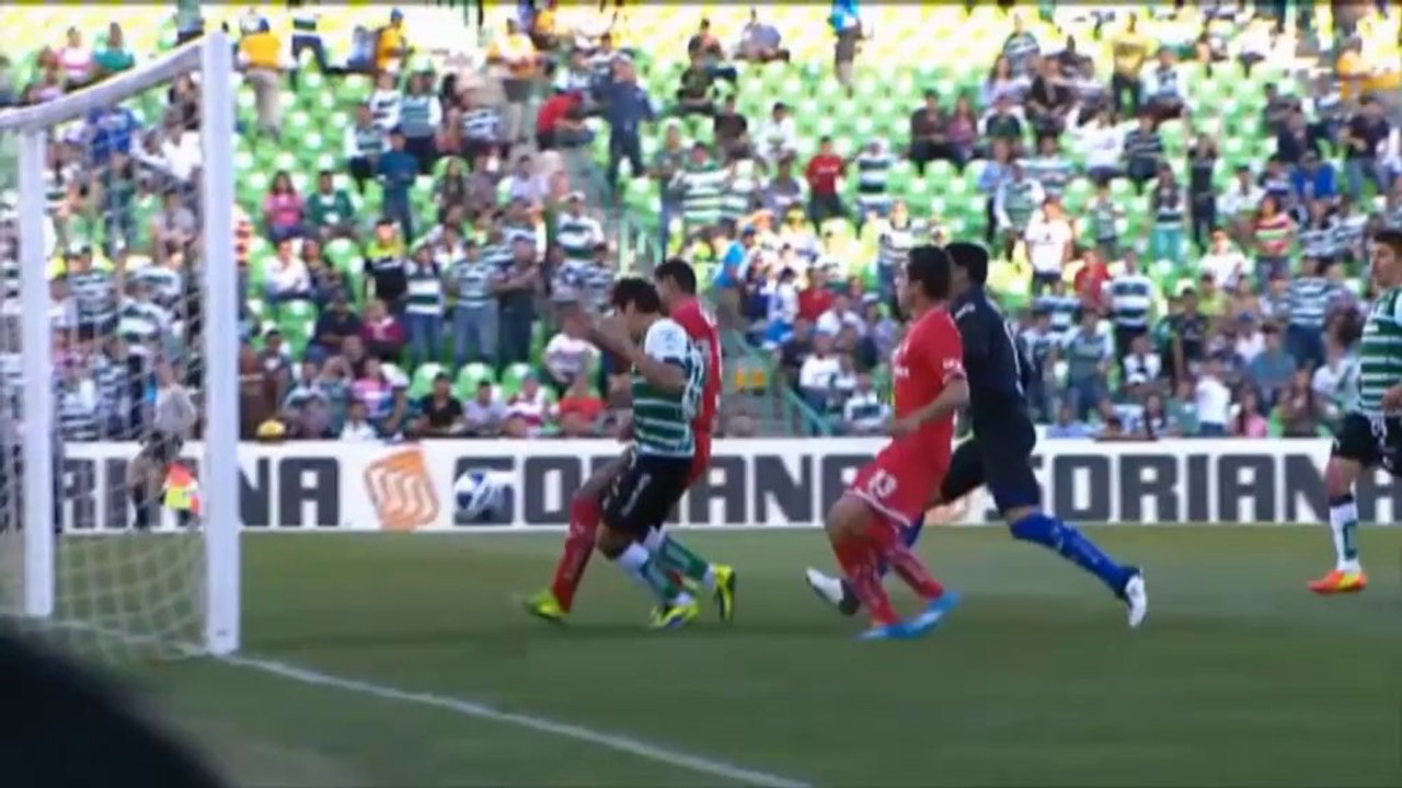 Liga MX: Autsch! Stürmer trifft Tor und knallt an Pfosten