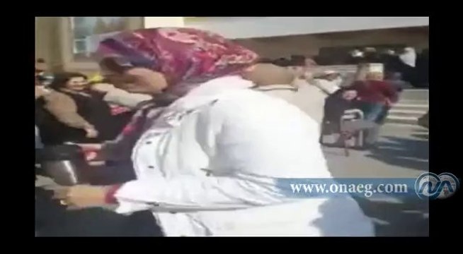 سيده ترقص على أنغام تسلم الأيادي بعد الإدلاء بصوتها في الاستفتاء