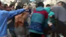نقل المصابين من متظاهري جبهة طريق الثورة بعد إشتباكات مع قوات الأمن بالمهندسين