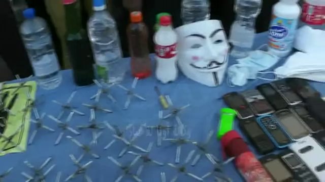 أمن السويس يلقي القبض على عناصر من الإخوان وبحوزتهم شعارات إخوانية والعاب نارية