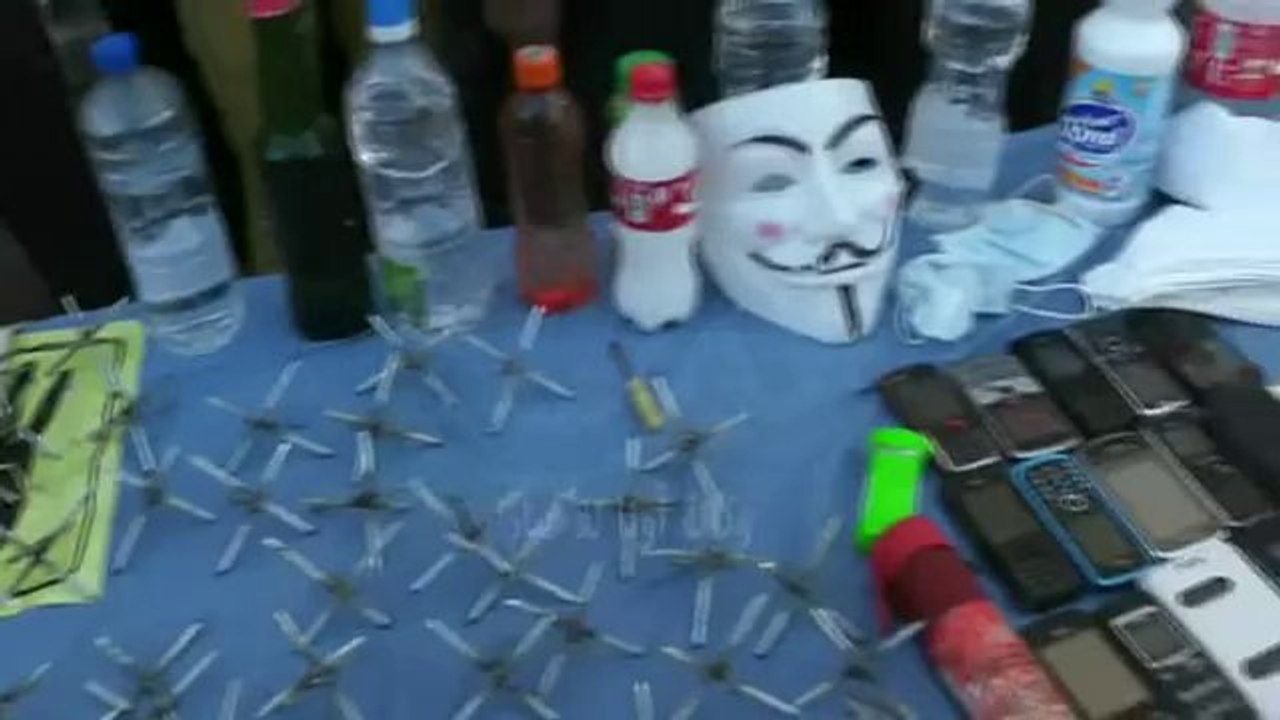 أمن السويس يلقي القبض على عناصر من الإخوان وبحوزتهم شعارات إخوانية والعاب نارية