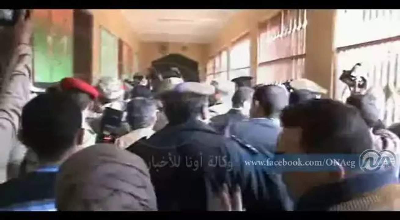 أهالي المنصورة يستقبلون " أحمد وصفي" أثناء تفقده لجان الاستفتاء